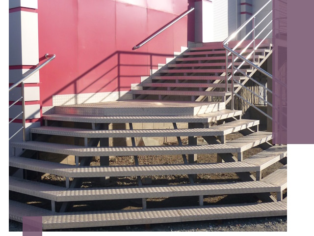 Лестницы для магазина в Воркуте — изготовление и монтаж