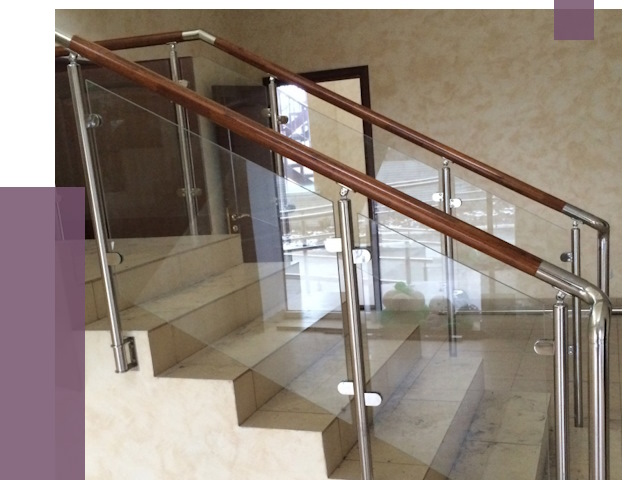 Комбинированные перила из металла и дерева в Воркуте